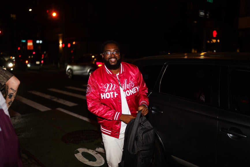 A guest at the first B-EATS in New York City wearing Mike's Hot Honey merchandise